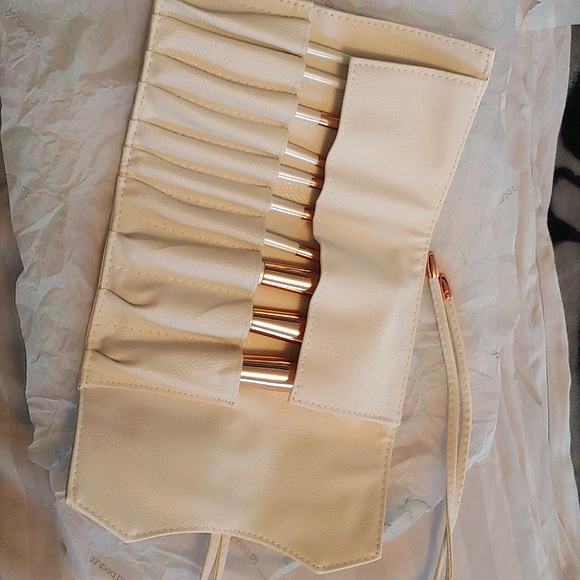 Makeup Brush Clutch - Picture 2 of 3